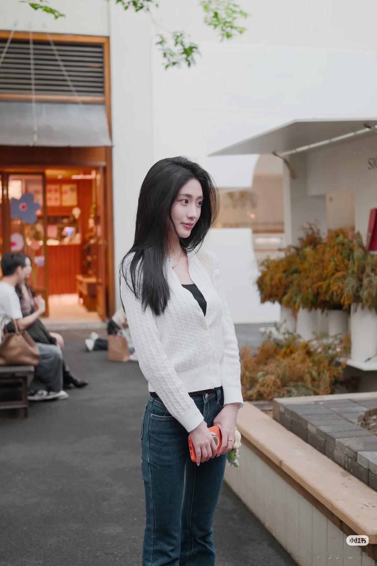 花间人影动，轻纱拂面来。