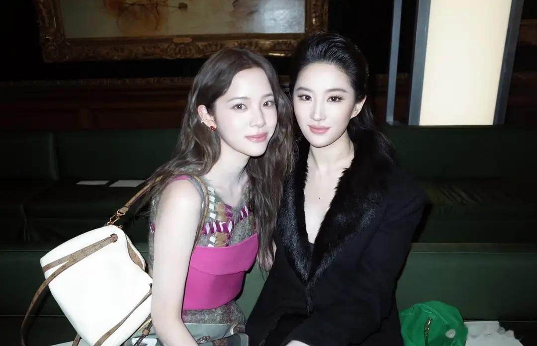 左边是欧阳娜娜吗？感觉她突然变漂亮了 