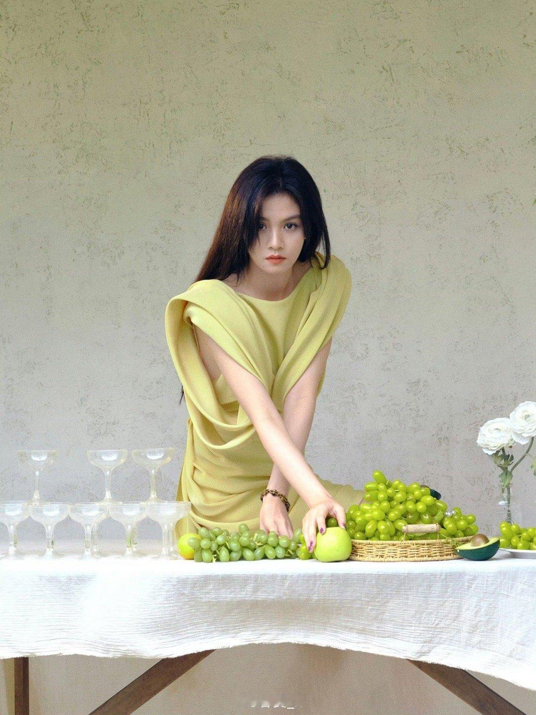 春夏把额头露出来大大方方的 没有刘海修饰，反而更显气质！春夏大大方方地露出饱满额