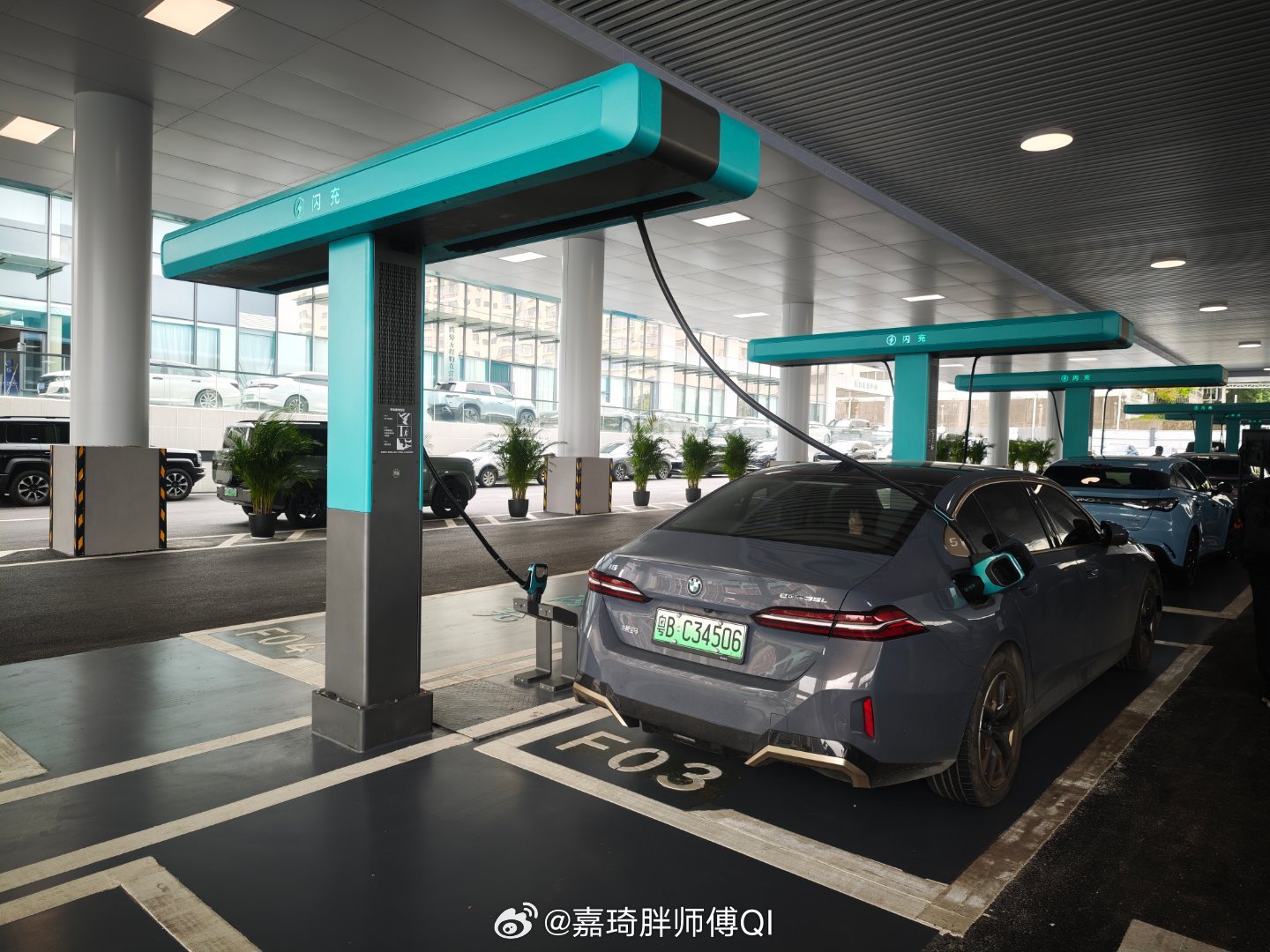 宝马车主都来比亚迪闪充站来充电了大v聊车