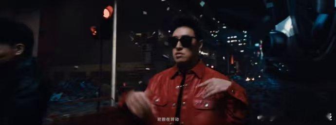 潘玮柏耍出了天花板 歌词中传递出的自信与态度，配合充满未来感的画面，让人感受到潘