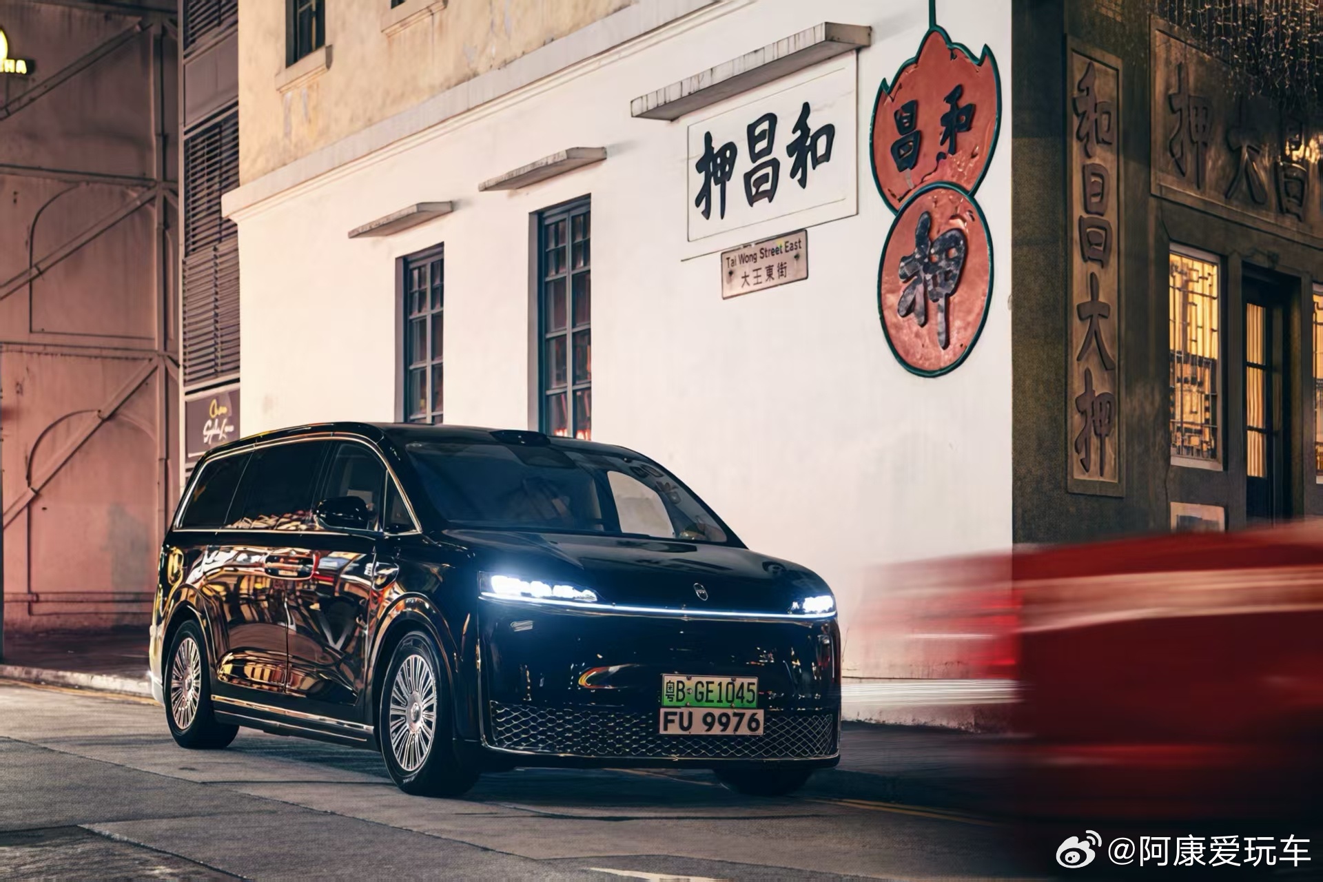 智行香江，智界V9穿行深港。一张两地牌，畅行双城。国产旗舰MPV，商务门面担当，