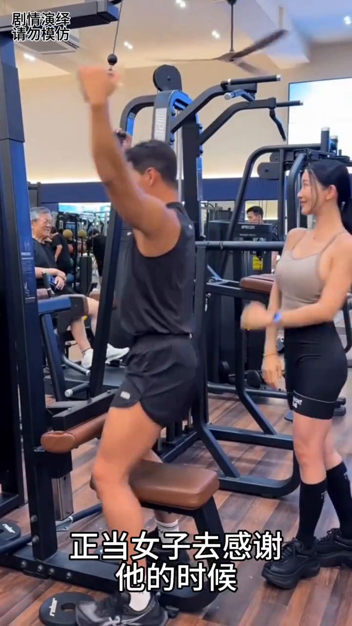 女子以为男子帮她挂健身器材，下一秒他的举动瞬间让她无奈。
女子健身时想要挂上健身