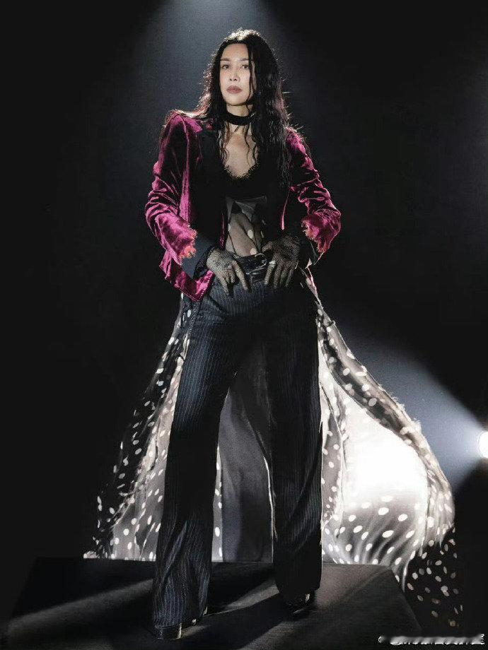 华晨宇就这样看那英热闹那英在选手间犹豫，华晨宇在旁边吃瓜吃得那叫一个欢，这热闹劲