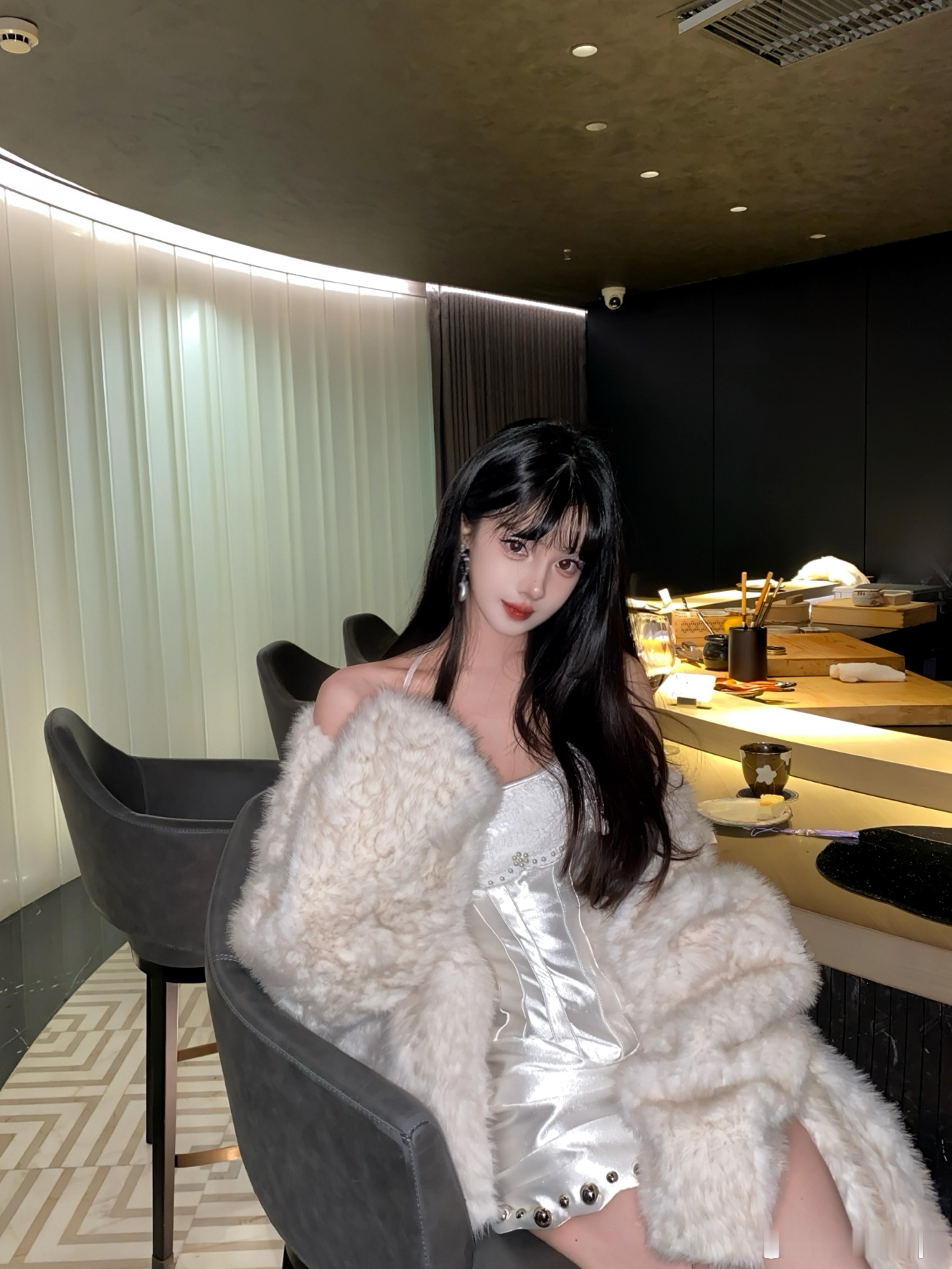 留了齐刘海先去研究了下张元英仿妆 又去研究了下田曦薇仿妆 最后 谁都不像 ..[