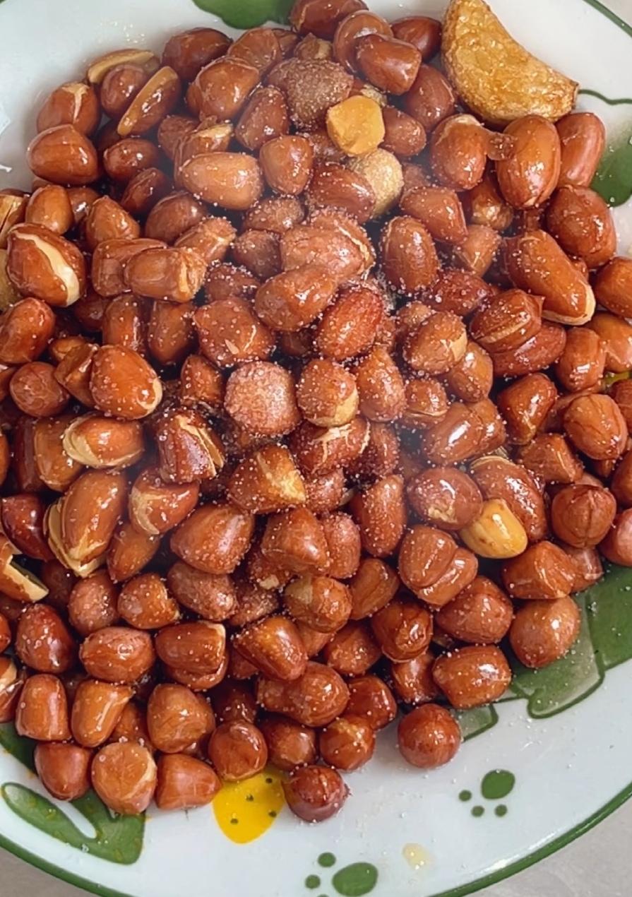 大半年难得回家一趟，我妈却特意给我做了一盘花生米，我郁闷的问她为啥吃这个，却没想