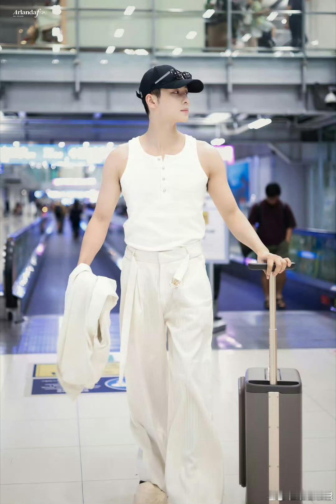 代高政搀扶晕倒的粉丝舞台上的他光芒四射，舞台下的他温暖又贴心。遇到粉丝身体不适，