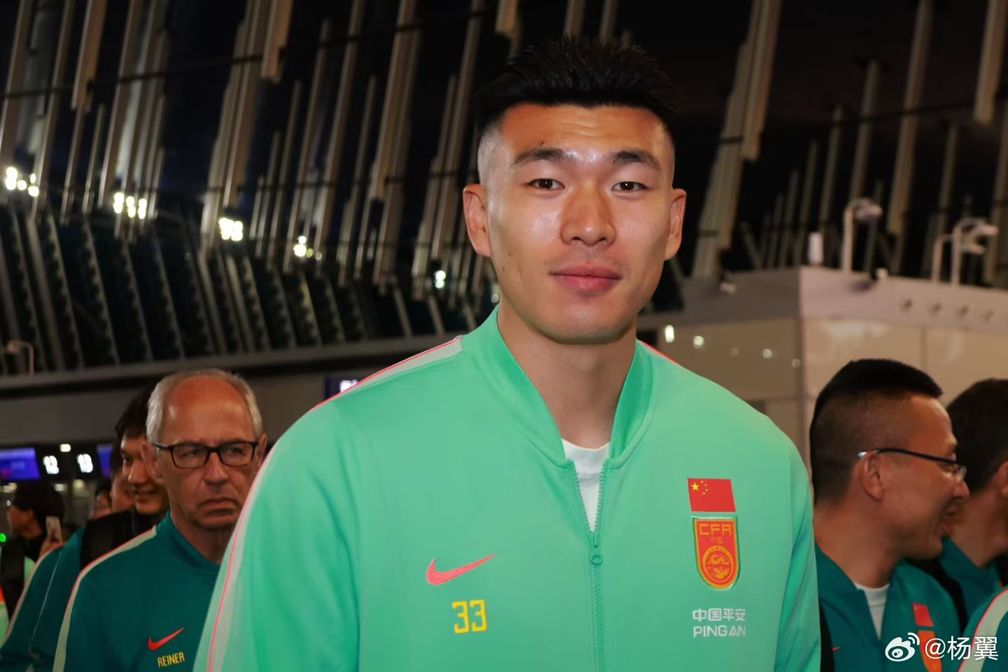 中国男足国家队昨夜今晨从浦东机场出发，今天上午已抵达澳大利亚悉尼。4名申花球员和