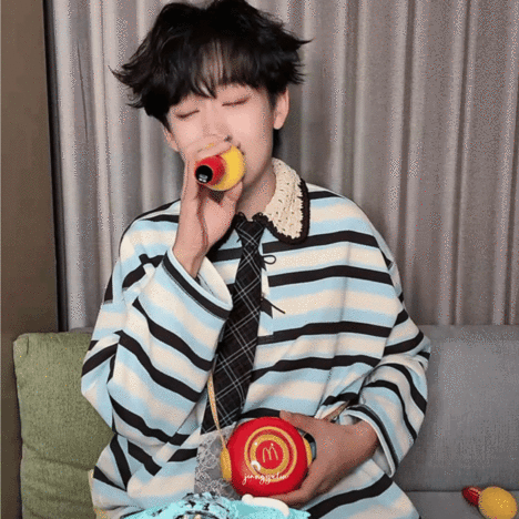 齐思钧生日直播变ktv现场 齐思钧直播 救命，他讲新歌背后的故事的时候我差点听哭