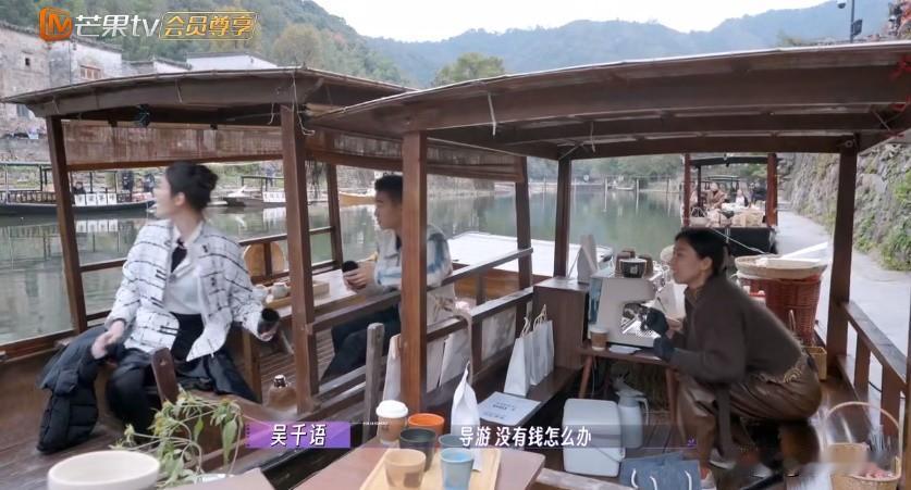 吴千语‘发难’，何猷君转手送了她个软刀子...

大家都在集市上买东西，唯有吴千