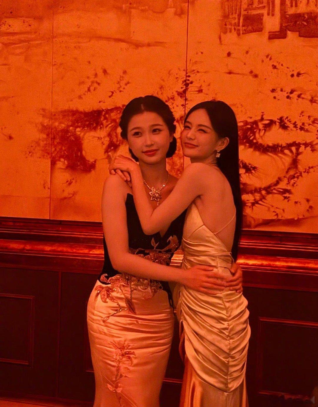 虞书欣李一桐活动同框合照，李一桐脸好小～ ​​​
