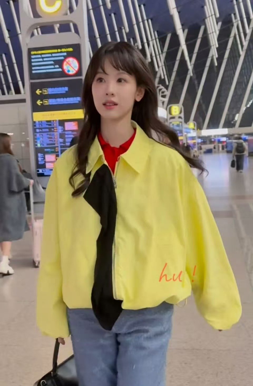 陈都灵巴黎时装周出发look嘟嘟巴黎时装周出发look可太美萌了~~燥候陈都灵闪