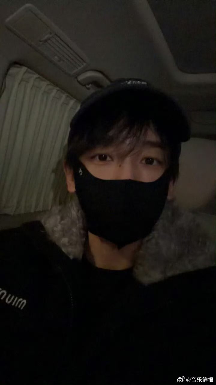 张真源差点亲到彭昱畅密室大逃脱谁能想到密室惊魂时刻，会出现这么奇妙的近距离画面，