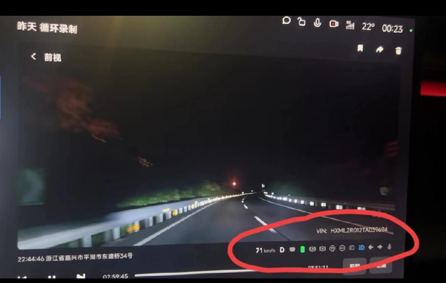浙江嘉兴。某米电车车主发视频称:自己的车在高速上遇惊魂一刻，正常行驶中，全车灯光