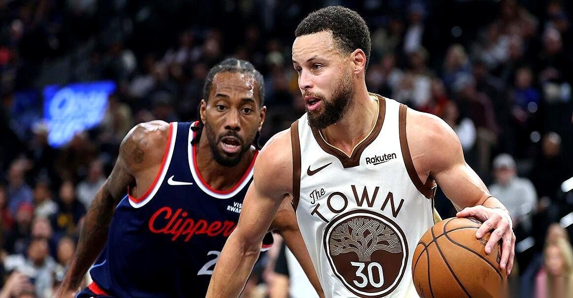 哨子一响，德雷蒙德·格林那标志性的撅腚掩护，直接被吹了移动犯规。
他摊开双手，扭