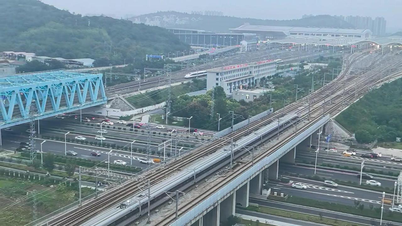 红神龙在前气宇轩昂，长老鼠在后鬼鬼祟祟，两高铁一前一后驶出徐州东，分别沿京沪高铁