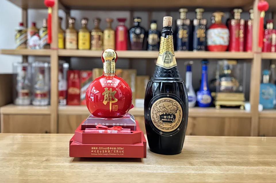 @阿陶品酒 将青岛啤酒一世传奇中加入百年郎酒，混合后做成深水炸弹；口感品评，混合