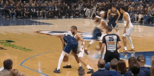 赤裸裸的鄙视……士可杀不可辱！亚历山大这表情和手部动作真是太不尊重狄龙了亚历山大