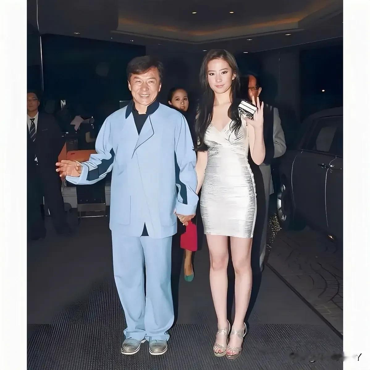 2011年，香港，57岁的成龙与24岁的刘亦菲出席慈善晚会时的留影旧照