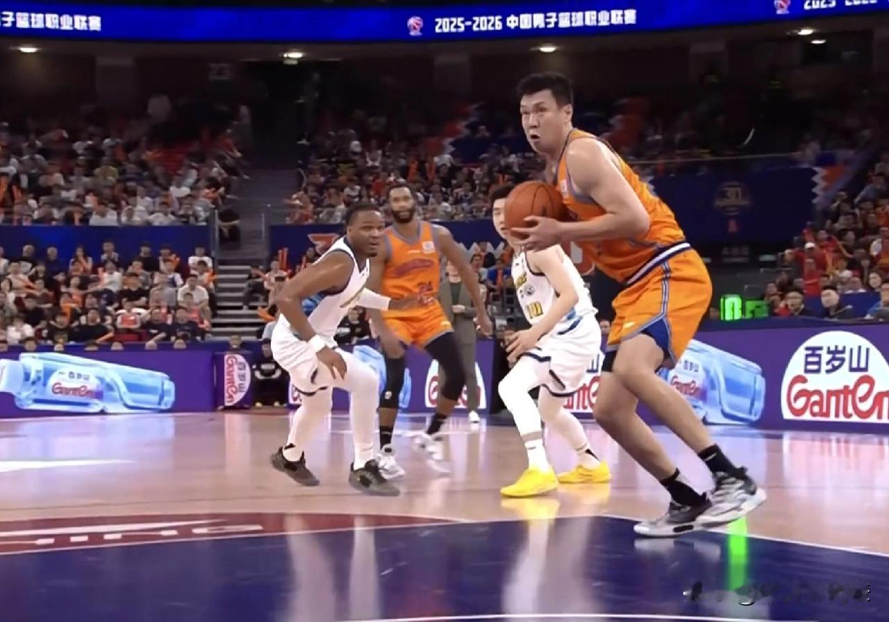 CBA总决赛G1实时战况，两方外援承担得分重任，上海男篮半场领先广厦6分！北京时