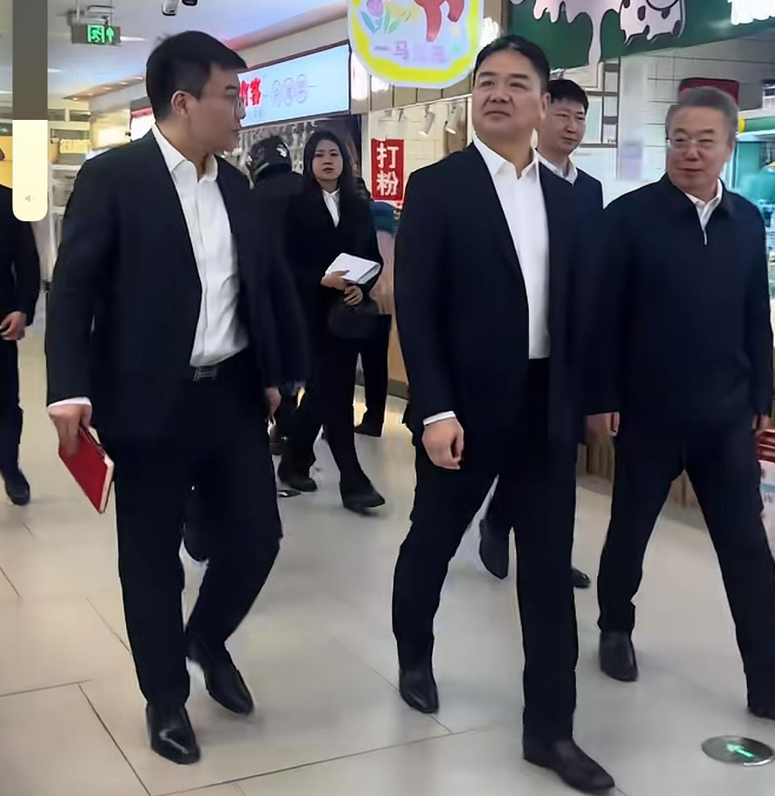 刘强东参观京东超市时的一幕
