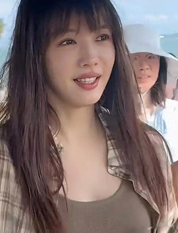 蔡文静私服穿搭引发热议：海边顶光下的针织裙被批显胖，北京豹纹裤造型却获赞随性。她