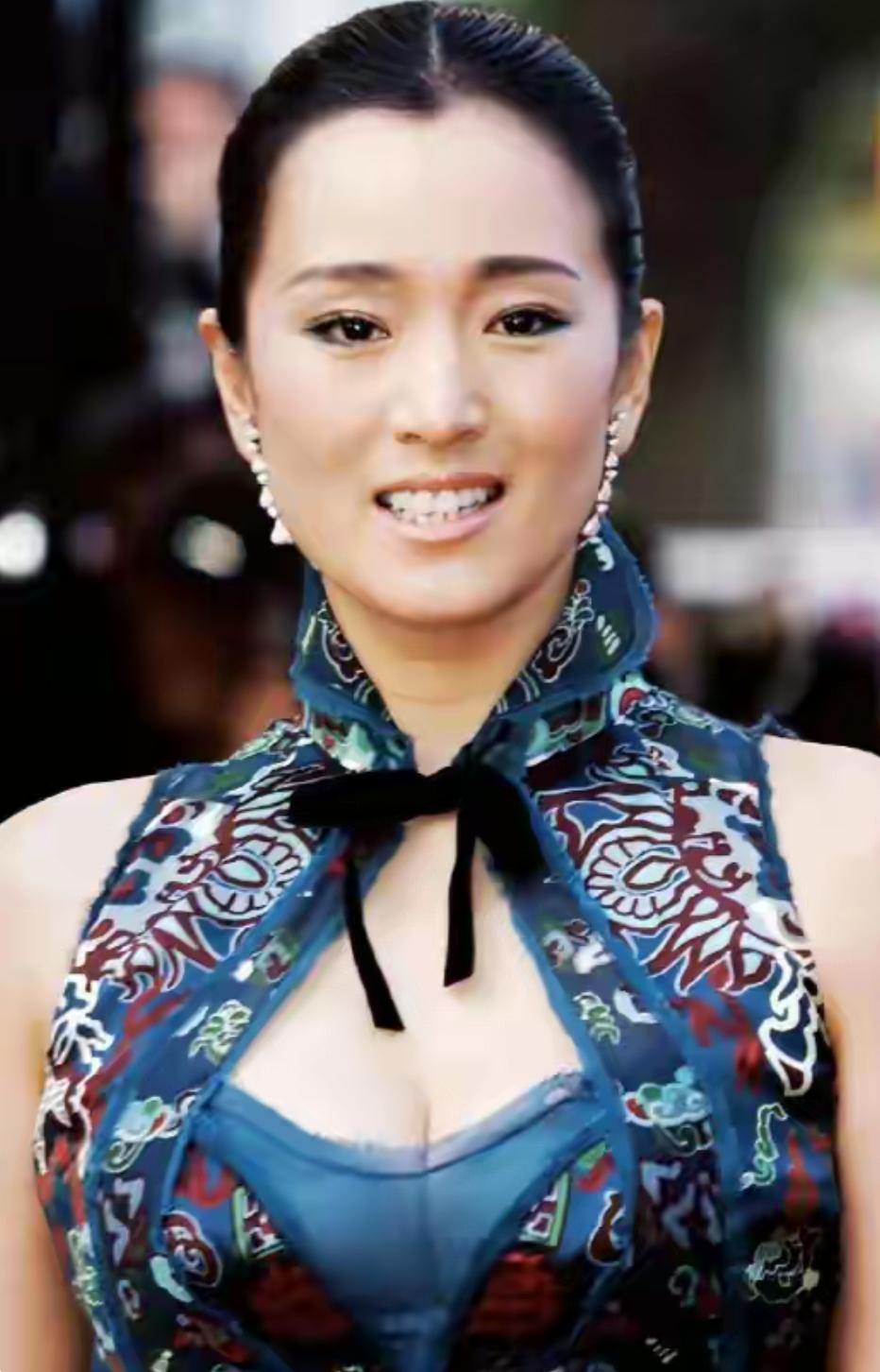 分手30年，被法国老公7字评价的巩俐，活成张艺谋高攀不起的存在娱乐 明星