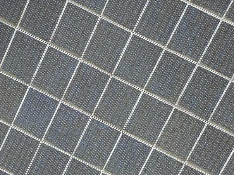 光伏组件综合利用的经济效益非常显著，它贯穿了组件从高效发电、创新应用到退役回收的