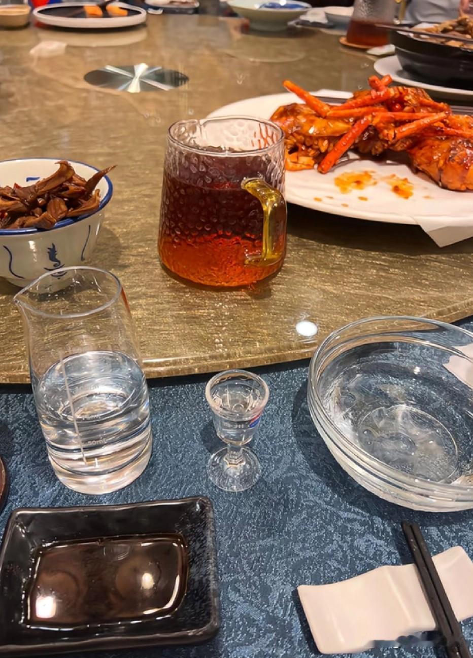 上个月，我那个初中同学群突然活了，一个热心的女同学说，咱们毕业都快三十年了，今年