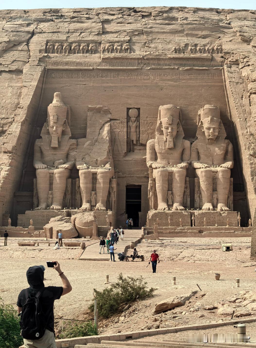 【埃及-站在阿布辛贝神庙面前
与拉美西斯二世对望，驱车3小时只为这一刻。
	
埃