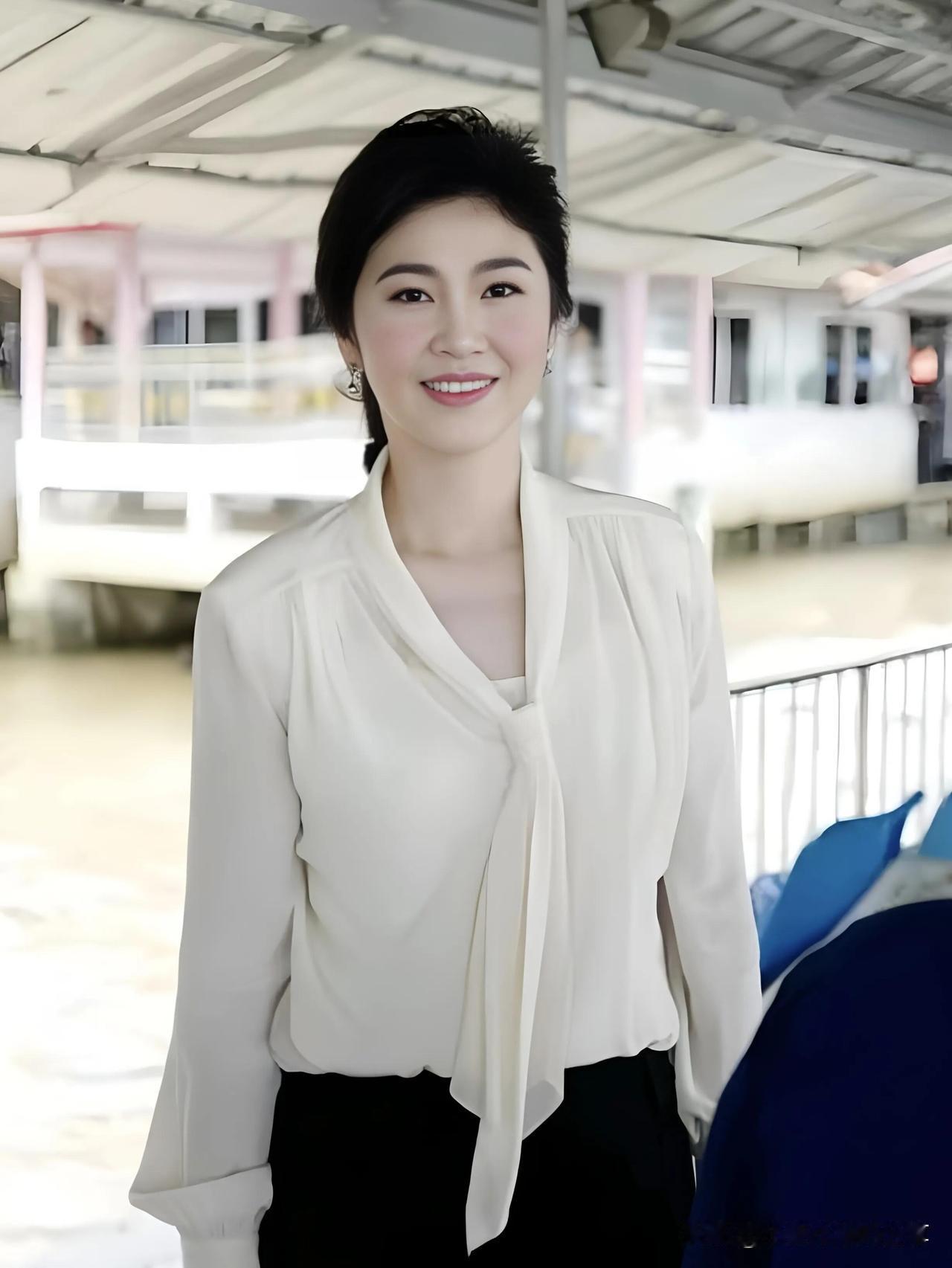 这一位美女，气质非凡，五官立体，美得让人过目难忘，尽管我一时想不起她的名字，但她