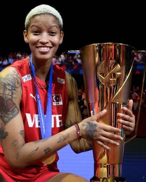 📸瓦尔加斯25岁生日✅个人主要荣誉：🥇 2023年女排VNL - MVP🥇
