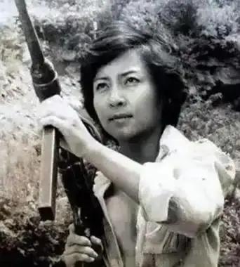 越南美女特工阮文慧的故事堪称传奇。她1945年生于越南中部农村，10岁时美军炸弹
