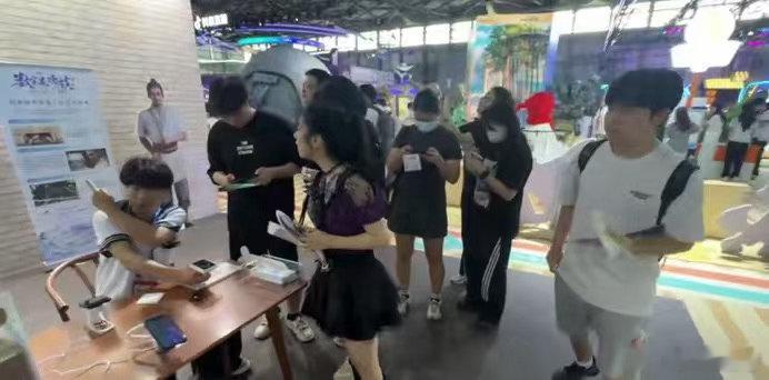 在CJ被游戏AI硬控了在CJ被鹅厂AI师傅教做瓷器 展馆喧闹嘈杂，唯独这个体验格