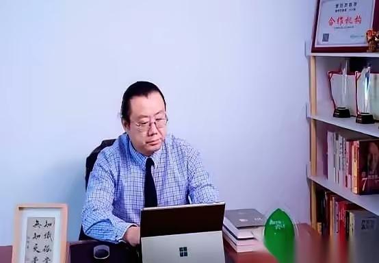 教育部新规禁止高中跨校统考，高三模拟考一年最多两次，不准用外面机构出的卷子。这波