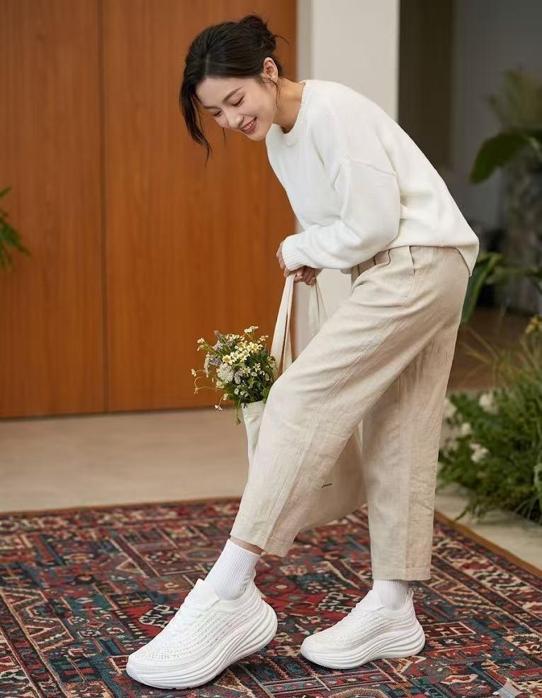 城市切断了我们与泥土的对话，但这双鞋正在重建连接。
波浪底纹模拟自然起伏，一体织