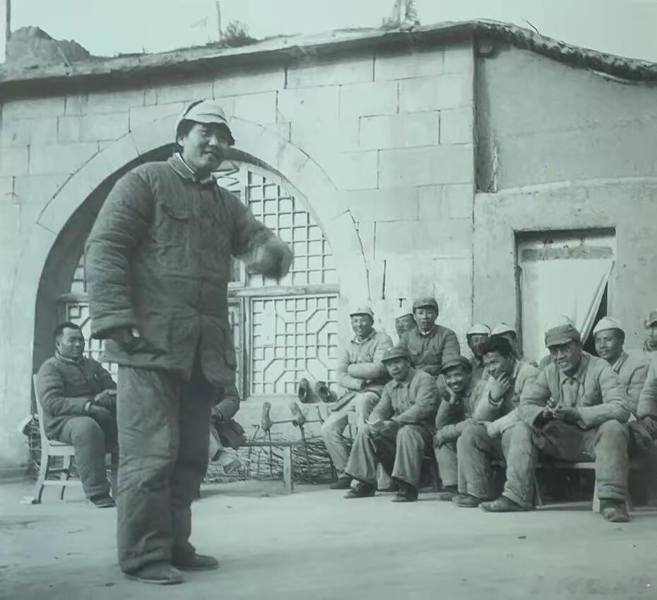 毛主席珍贵照片第二十六张⭐1942年拍摄于延安，给高级技术干部讲话 