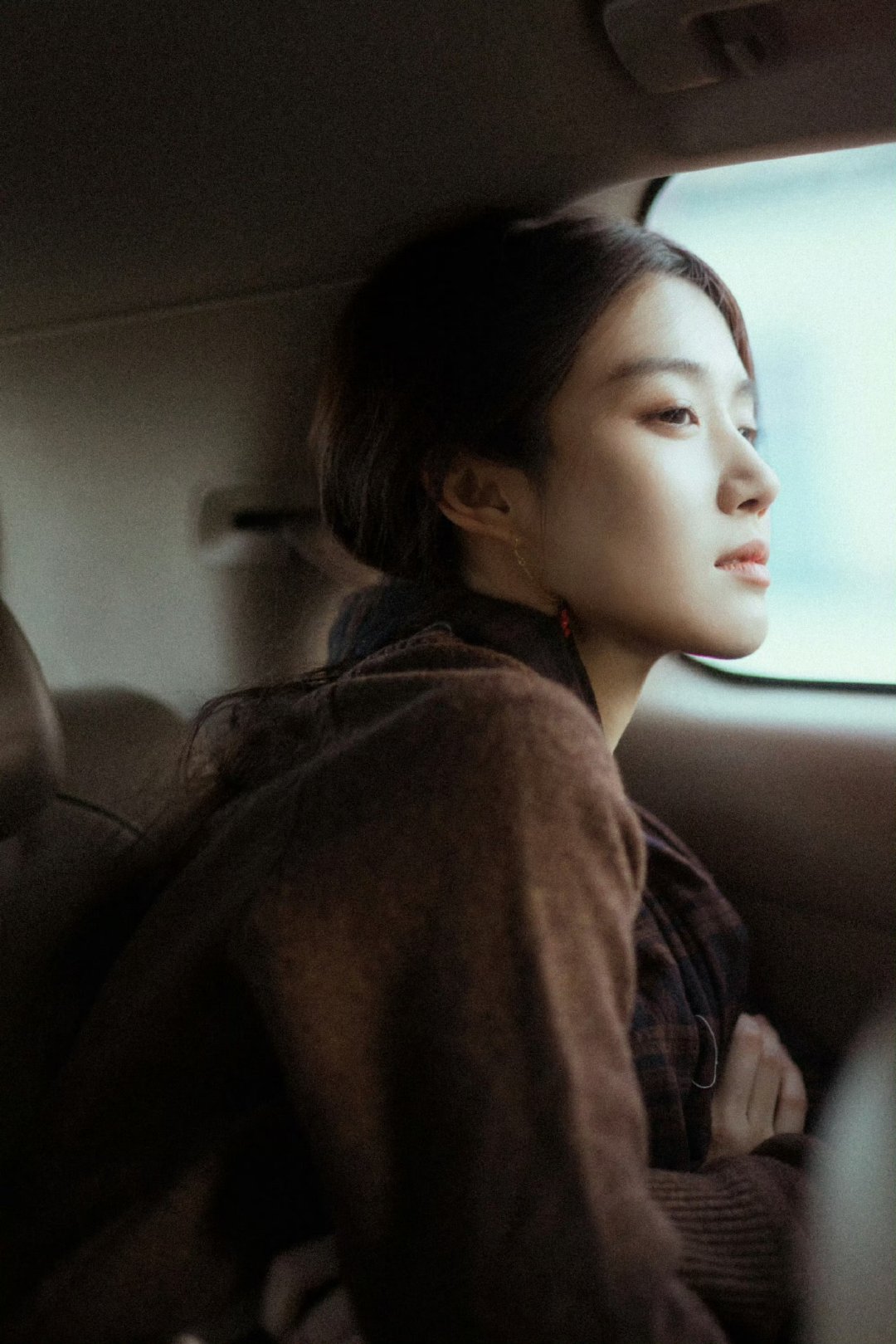 卢昱晓卢昱晓淡颜绘冬卢昱晓淡颜美神的雪天随拍，每一帧都好温柔！！！卢昱晓雪落松林