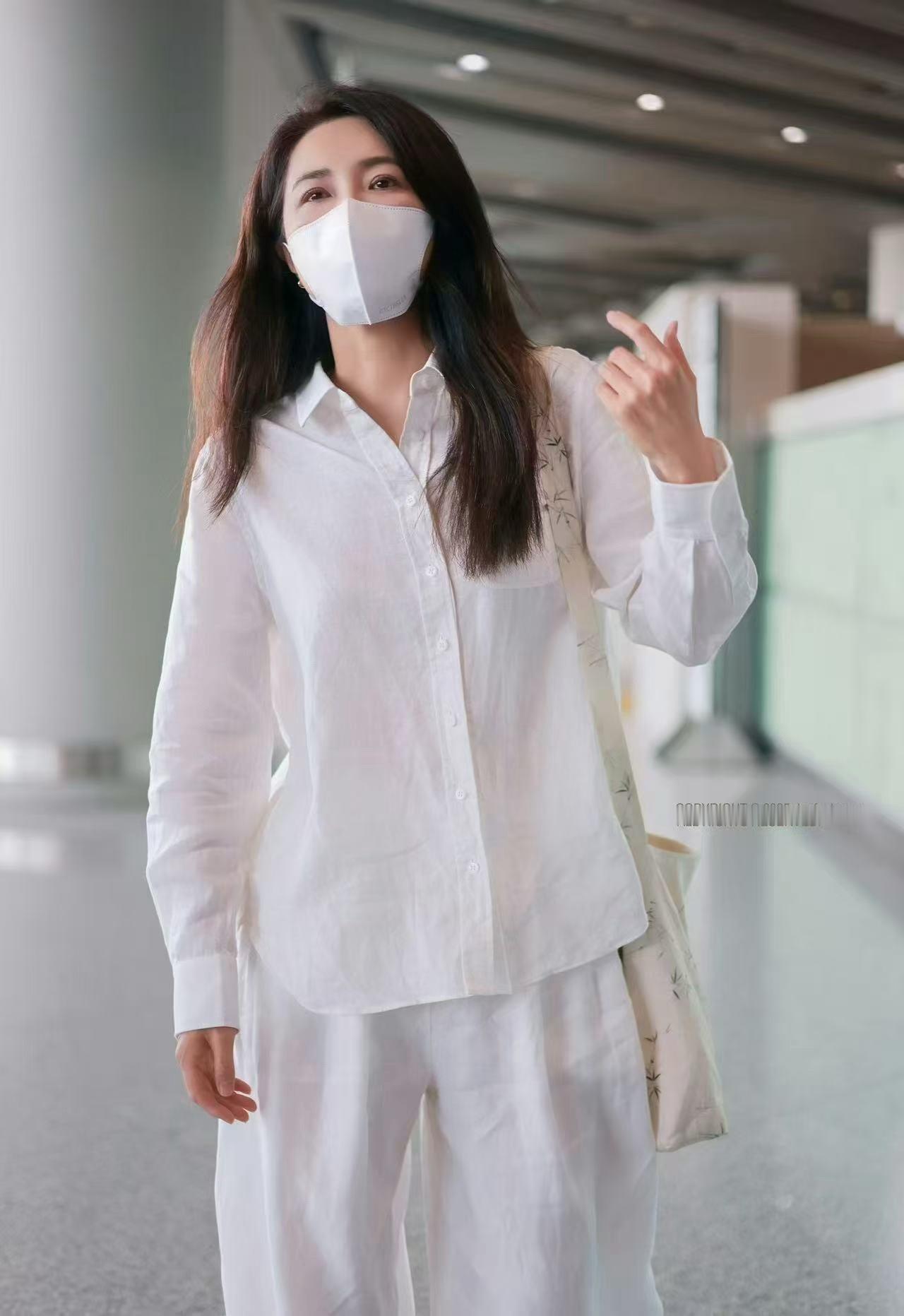 曾黎收下粉丝礼物放包里 这不是收的信吗，也不行啊，怎么珍惜粉丝的信也不可以了吗。