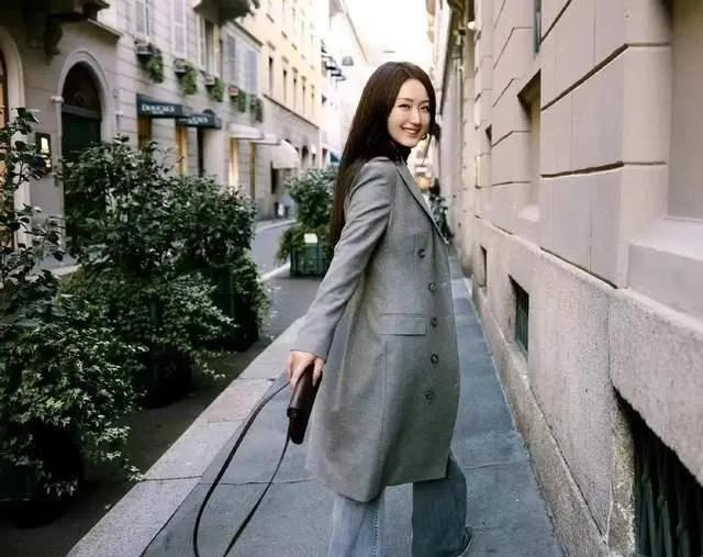 五十多岁的杨钰莹长这样👇，她的花期真的好长，娃娃脸是真的抗特别抗老吗？时尚的西