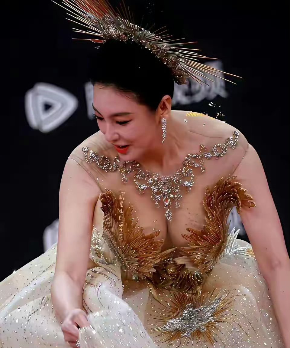 李圆梦☕ 【张雨绮被封杀】张雨绮预练当天，顶着一头白发出现在彩排现场，第二天就从