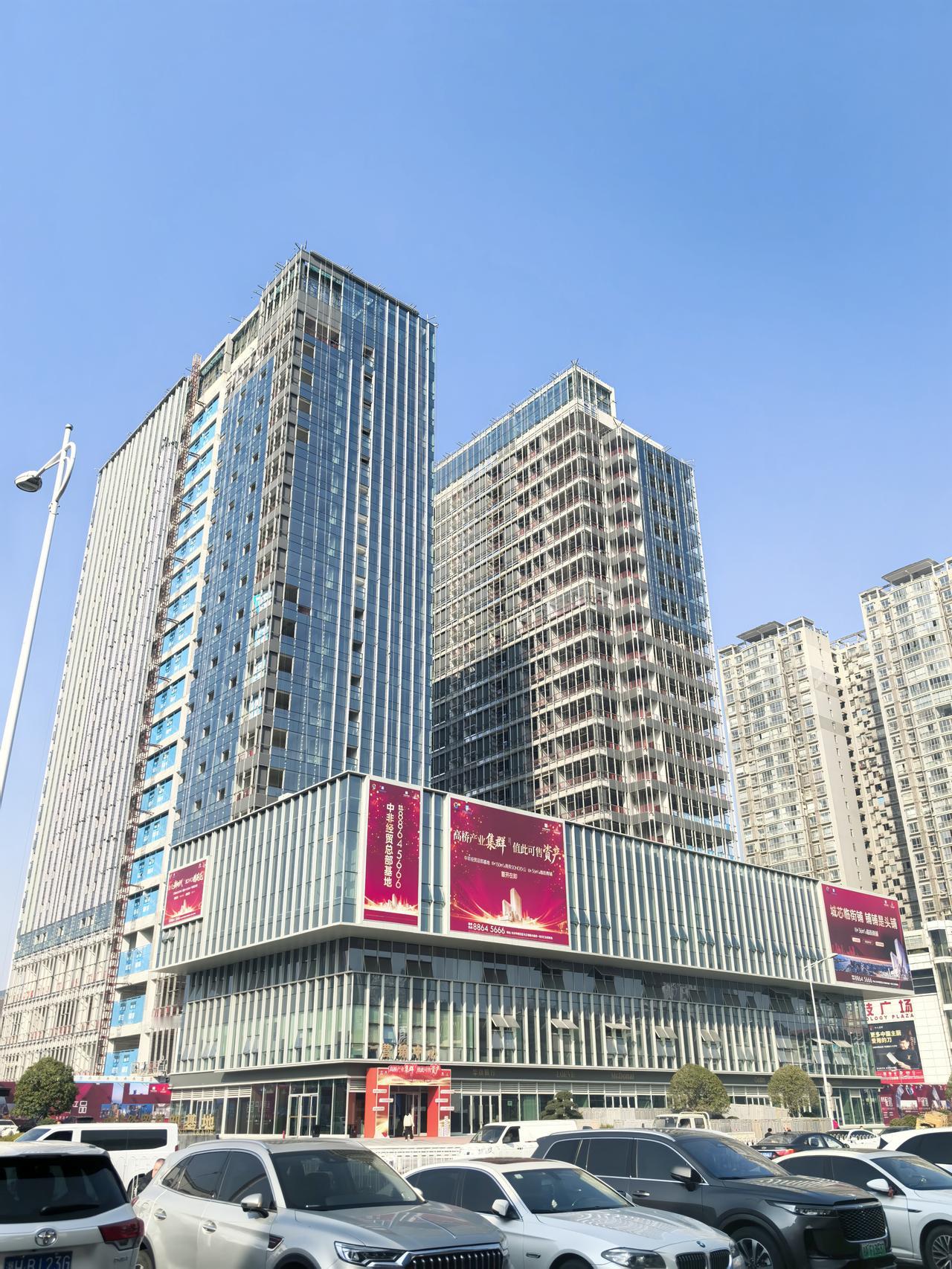 中午，几个要好的同事约着一起吃饭，话题越聊越凉。

一个已经找好退路，准备回老家