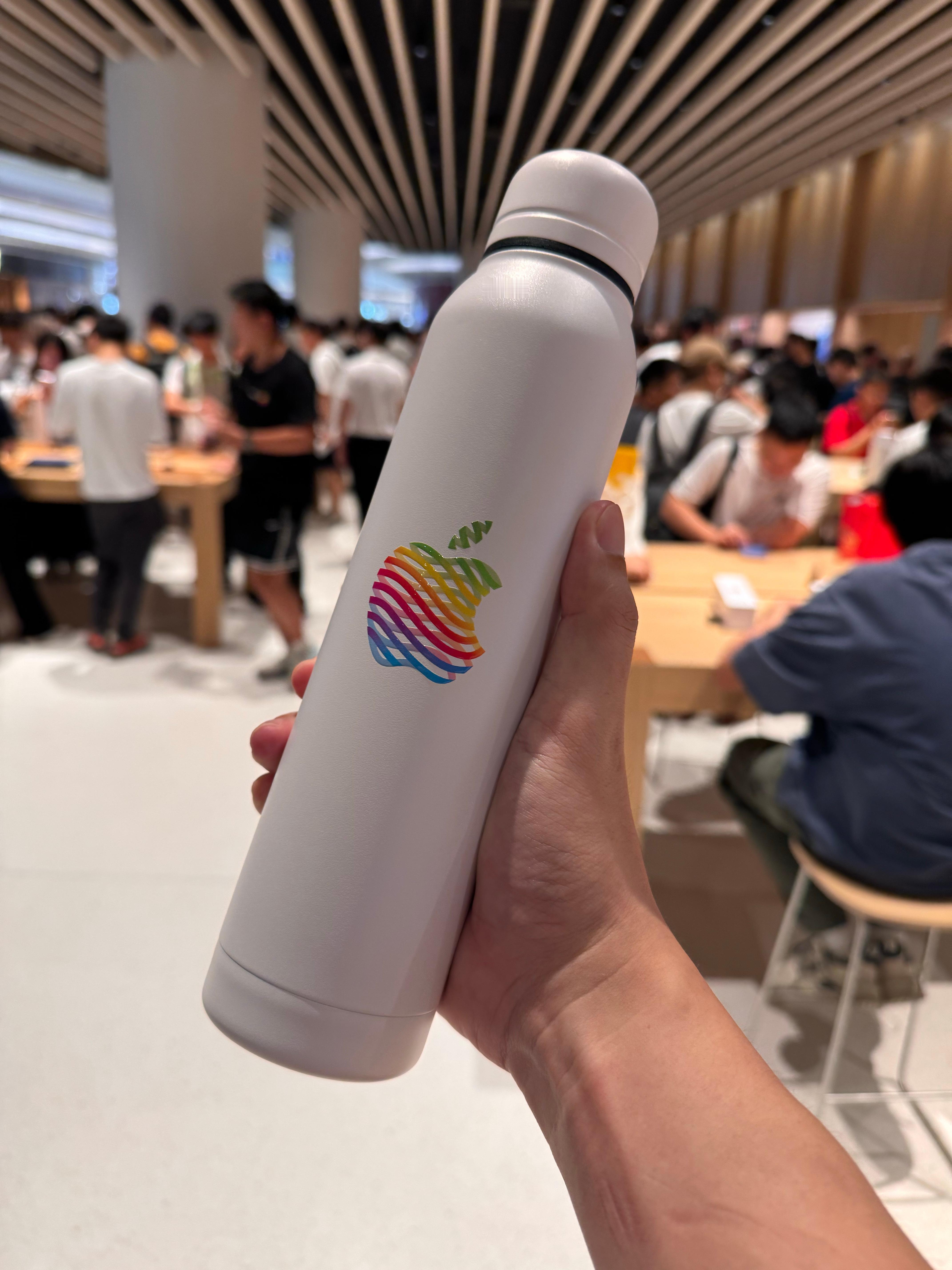 排队四小时，终于拿到深圳 Apple Store 开业保温杯[doge]  ​​