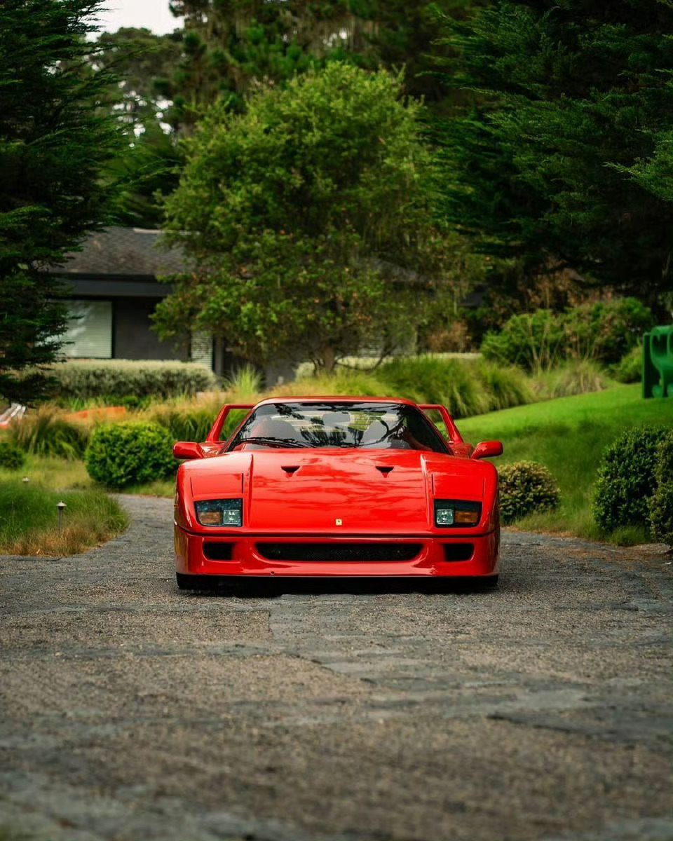 穿牛仔是随性的复古碰撞，披皮衣是硬核的速度共鸣——Ferrari F40的经典，
