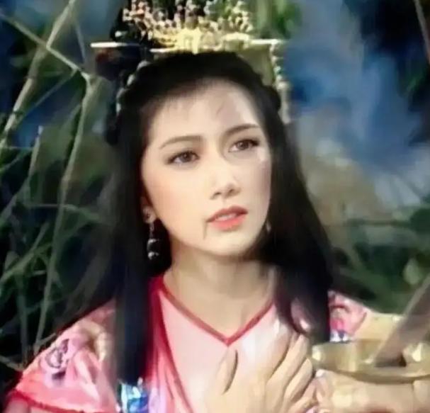 1975年，12岁的刘玉璞正在洗澡，醉醺醺地父亲发疯般地踹开门，冲进浴室里，死死