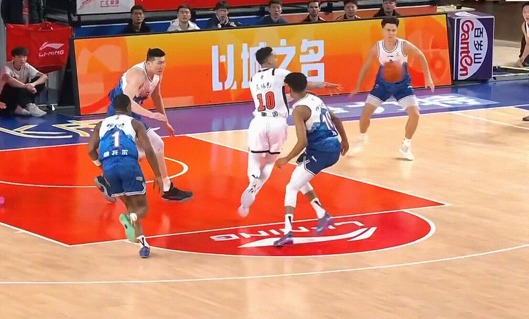 状态不错！胡明轩开局连拿8分，三分抬手就有啊 新疆男篮vs广东男篮