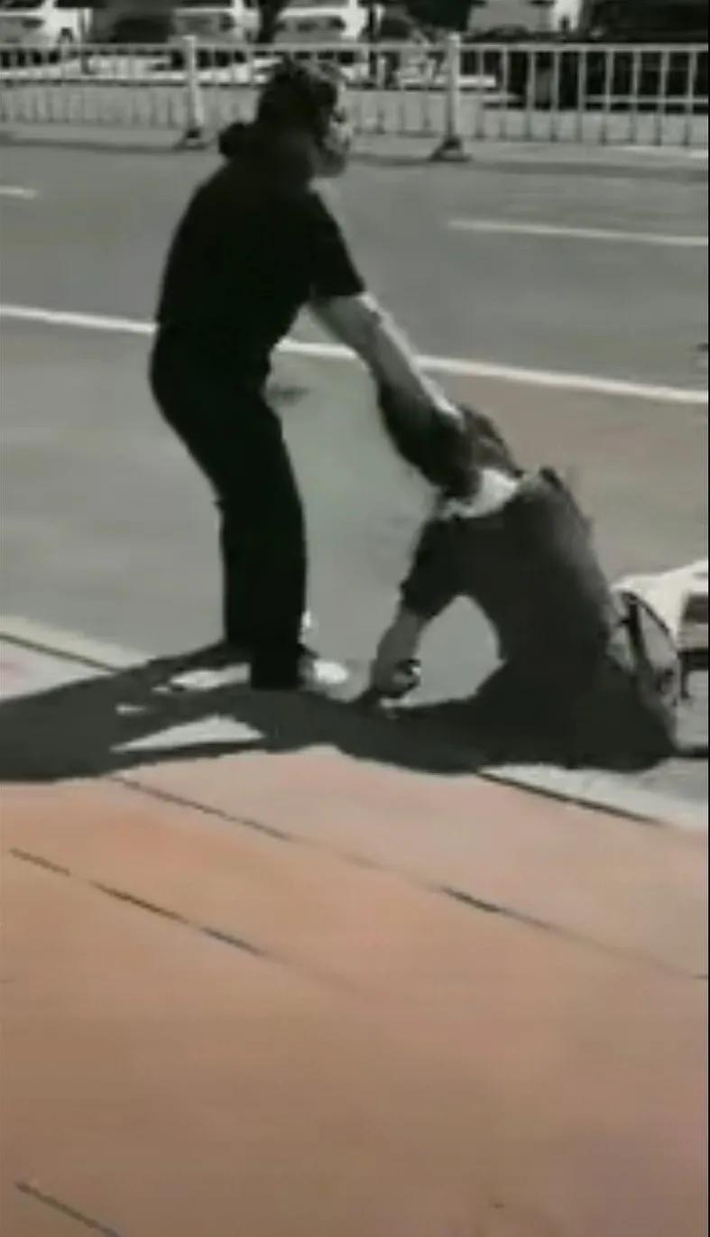 都说三个女人一台戏，有时候两个女人的宫斗戏更热闹，下面这个视频这一看就是原配与小