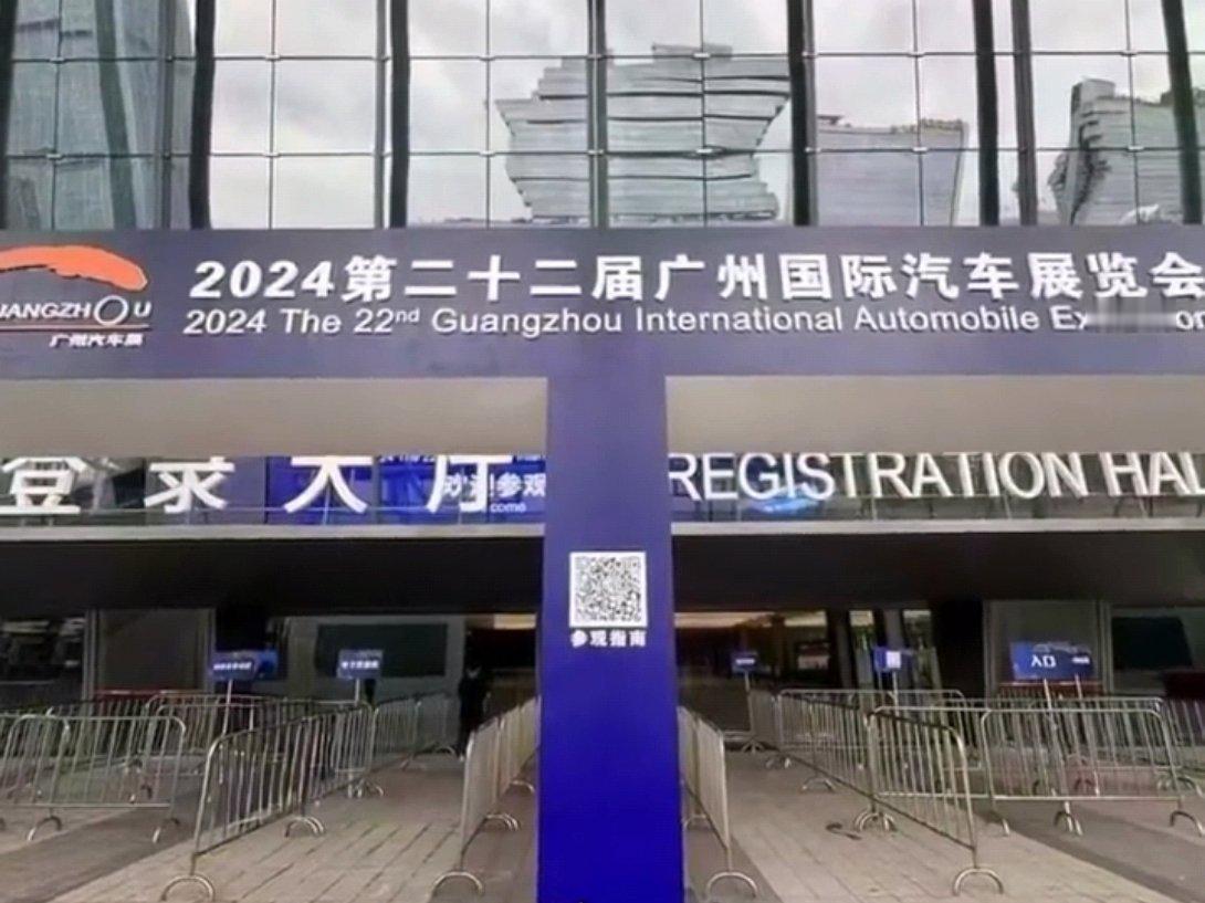 广州车展已经卷到上天了 在本次车展上，分体式飞行汽车“陆地航母”吸引了不少观众前