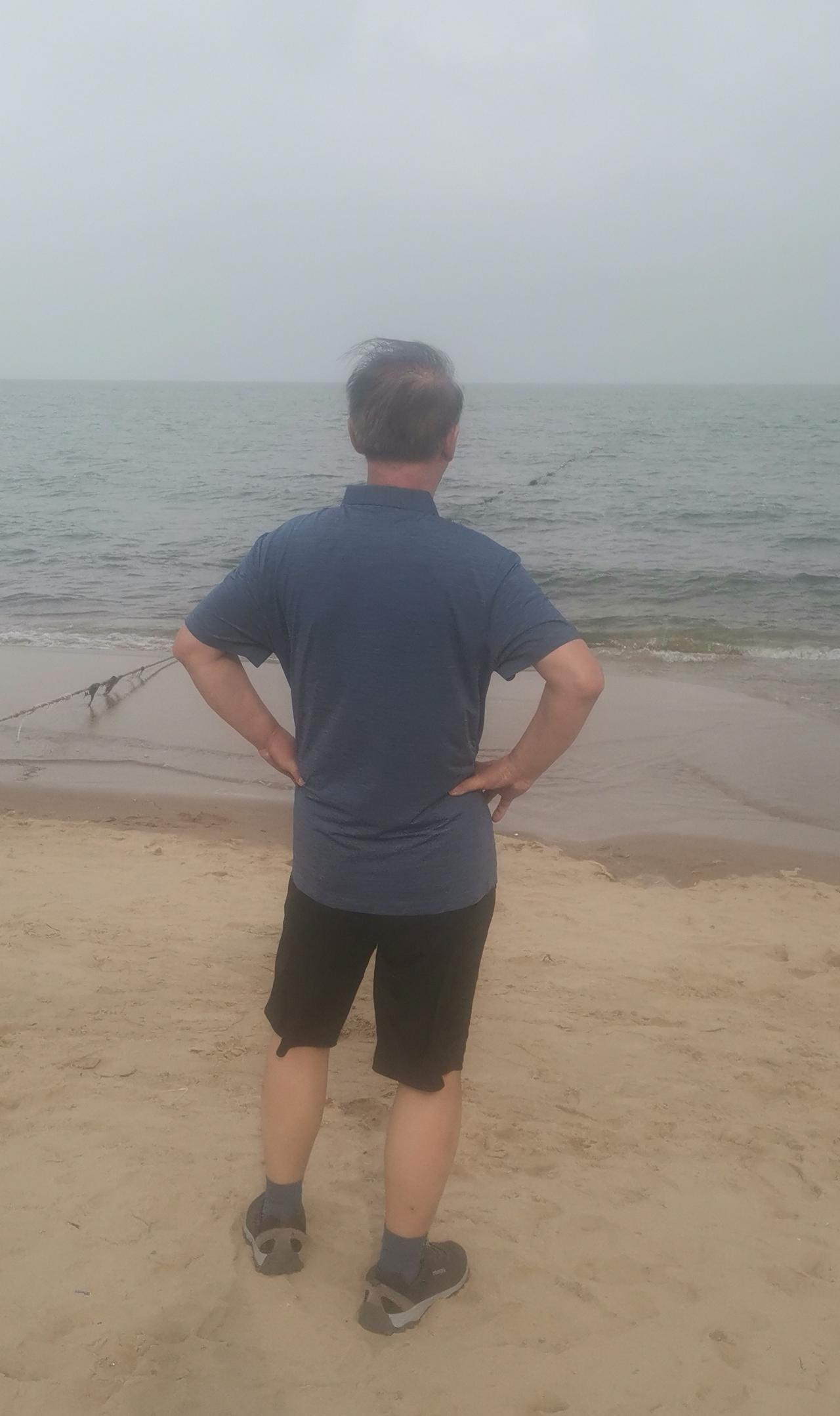 我可以准确地告诉您，这个男人已年过六十了，这是他第一次看海。
猜一猜，他此刻面对