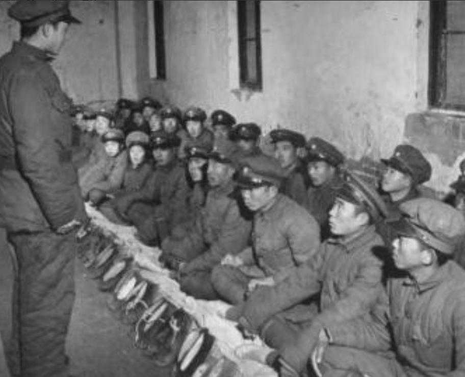1949 年，蒋介石兵败如山倒，带着六十万大军逃到台湾。这帮人大多是没成婚的年轻